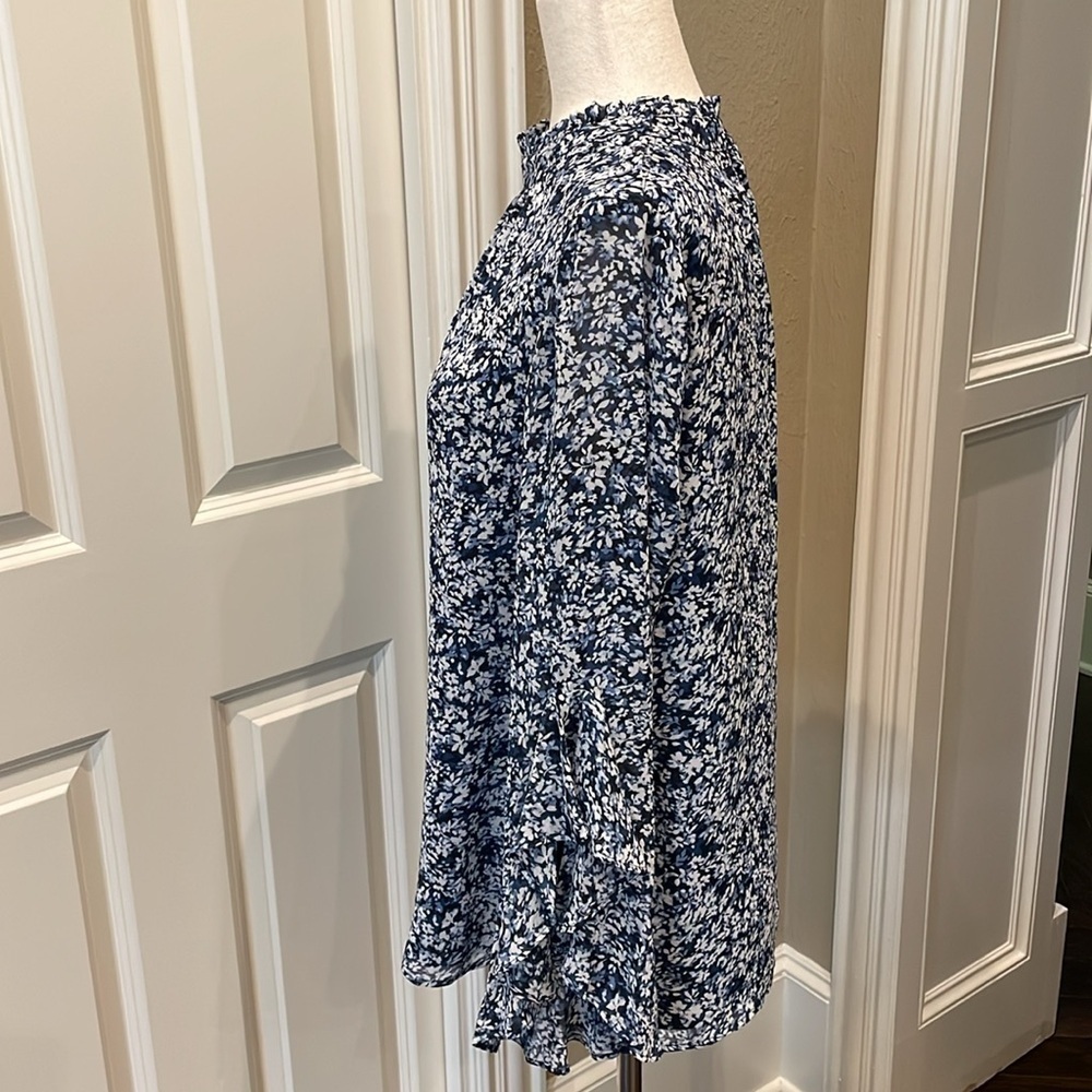 Vince Camuto Floral Print Mock Neck Flutter Sleeve Blouse Navy/W… - Picture 6 of 11
